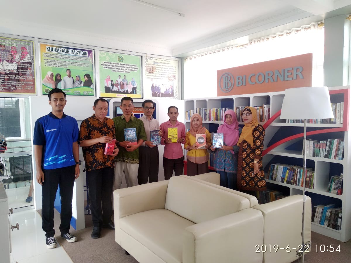 Serah terima buku bantuan Perpustakaan Universitas Muhammadiyah Buton dengan BI Corner